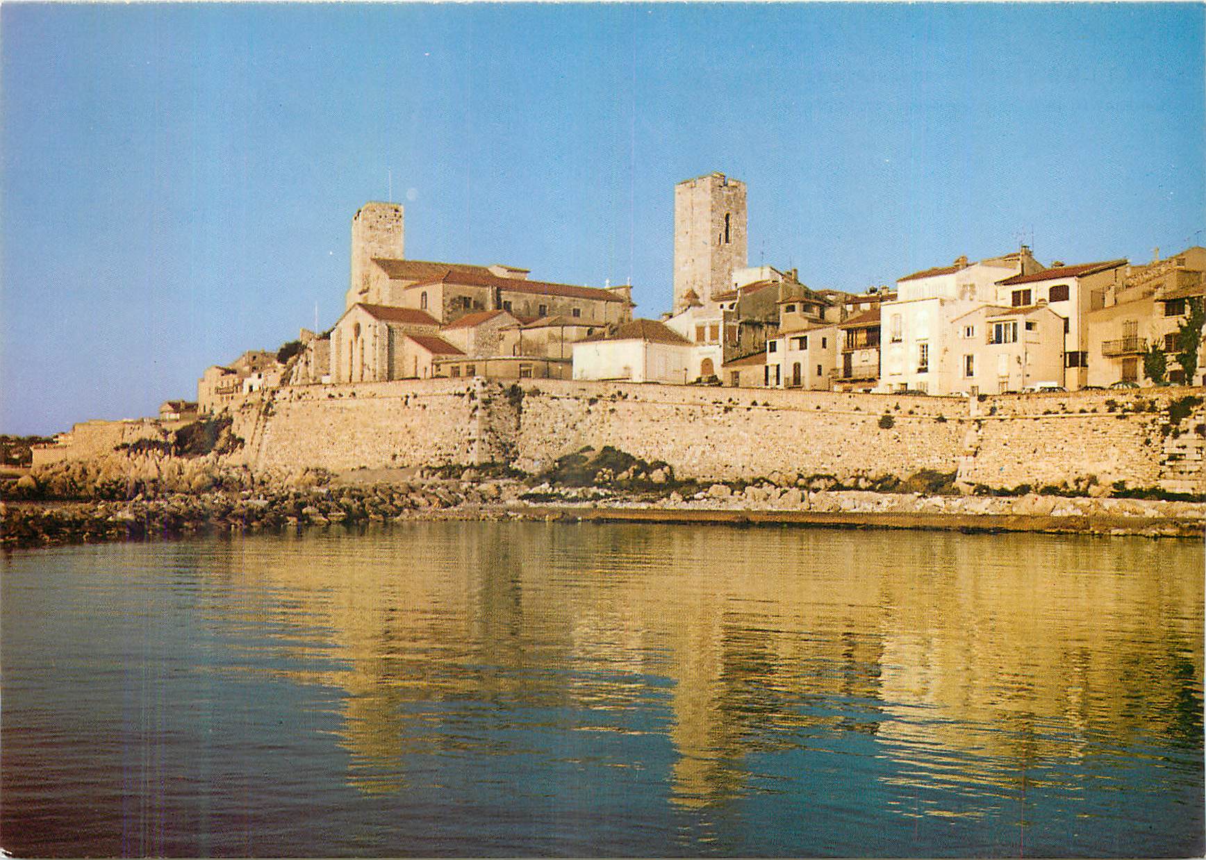 CPM Antibes Alpes Maritimes Le matin La Veille ville sur ses remparts