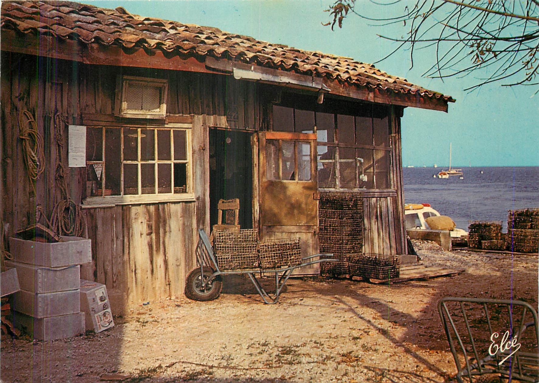 Bassin d'Arcachon (33) — Une vieille cabane de pêcheur sur le bord du bassin — Éditeur Elcée, n° 7055