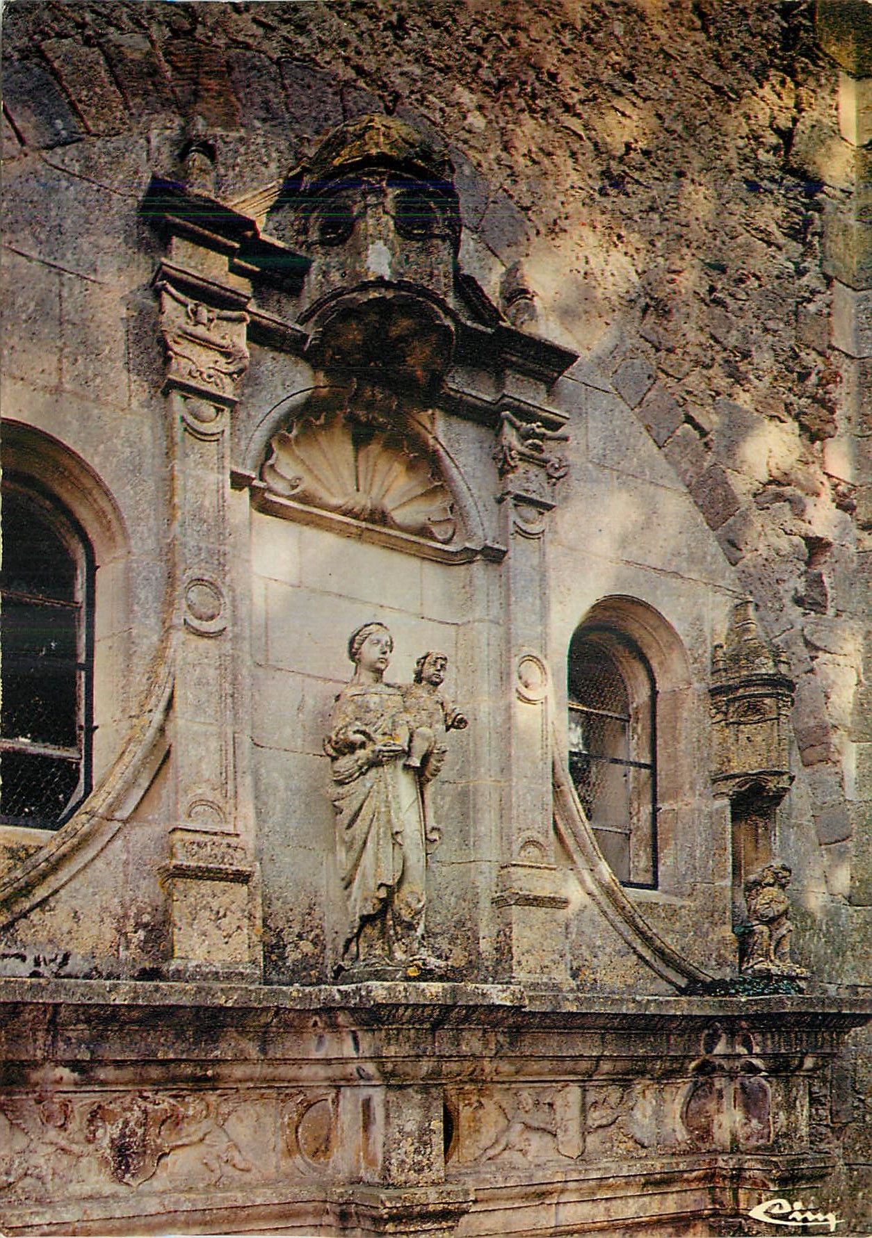 Église d'Ainay-le-Château (Allier) — Portail Renaissance avec statue de la Vierge à l'Enfant — éditeur Cinq