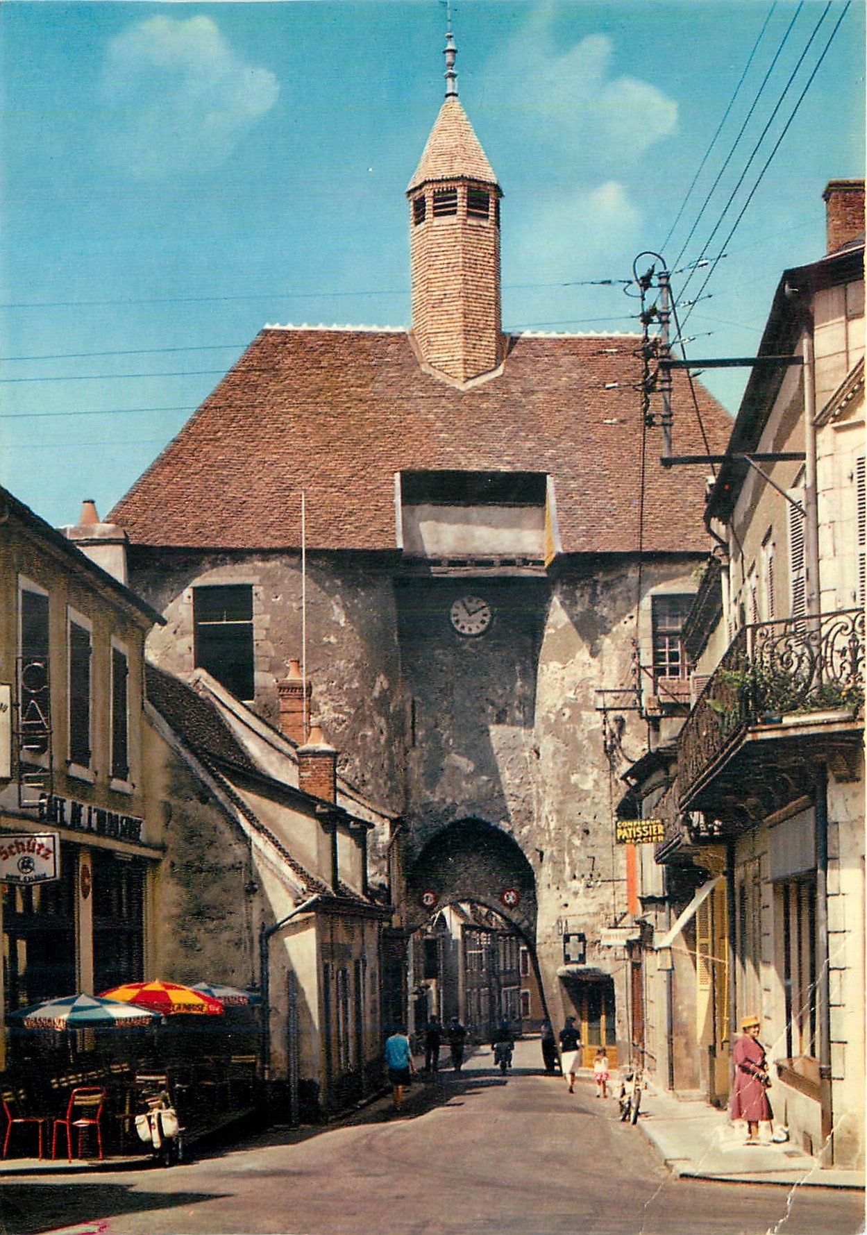 CPM Ainay le Chateau (Allier) Porte fortifiee des anciens remparts
