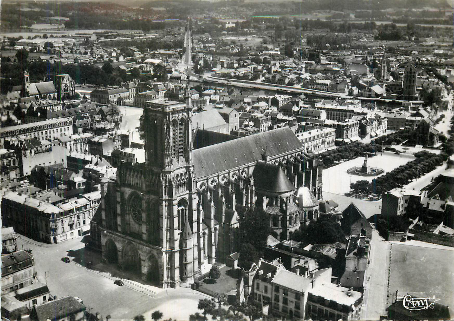 CPM Soissons (Aisne) La Cathedrale Vue aerienne