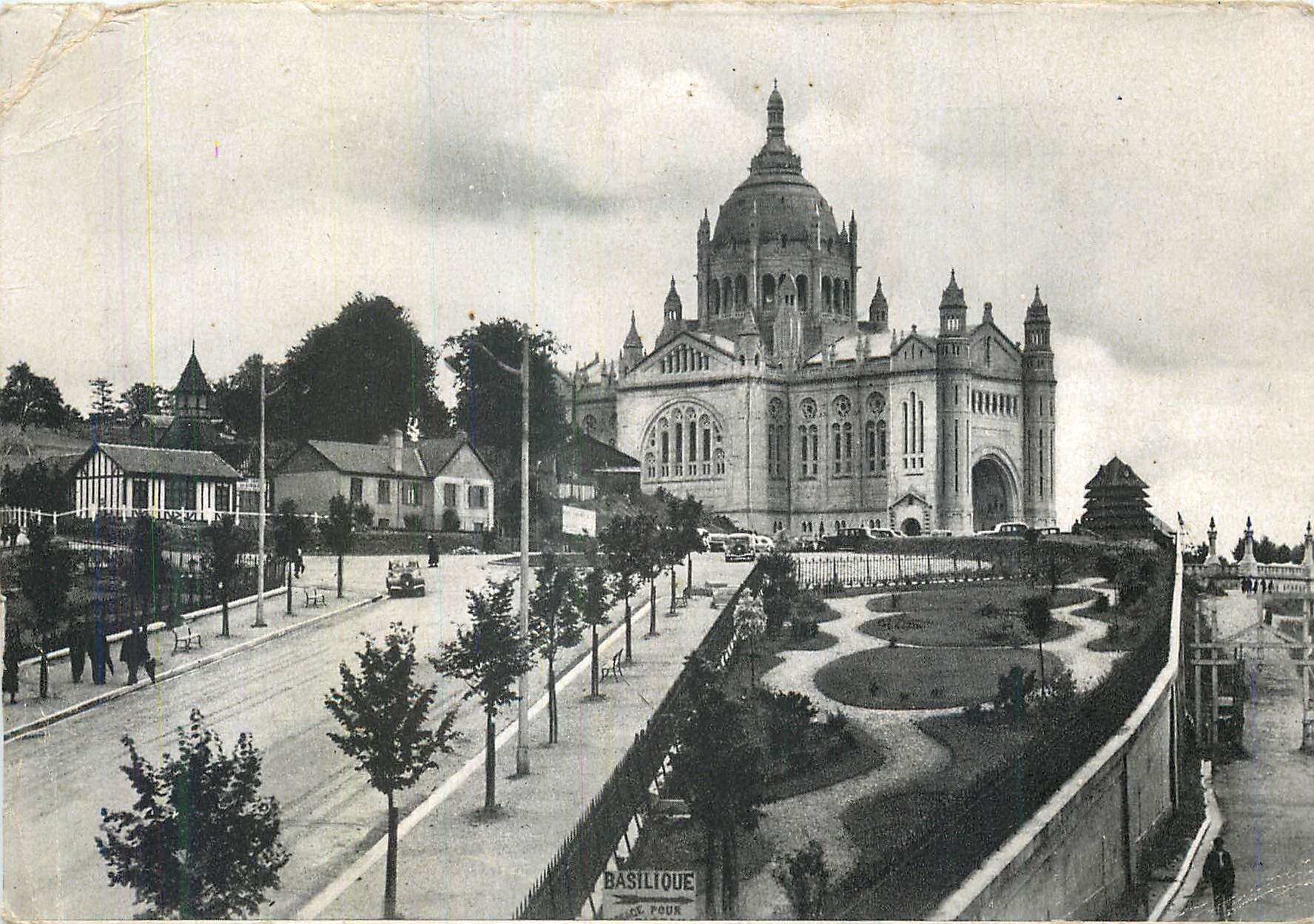 CPM Lisieux (Calvados) L'Avenue de la Basilique et la Basilique