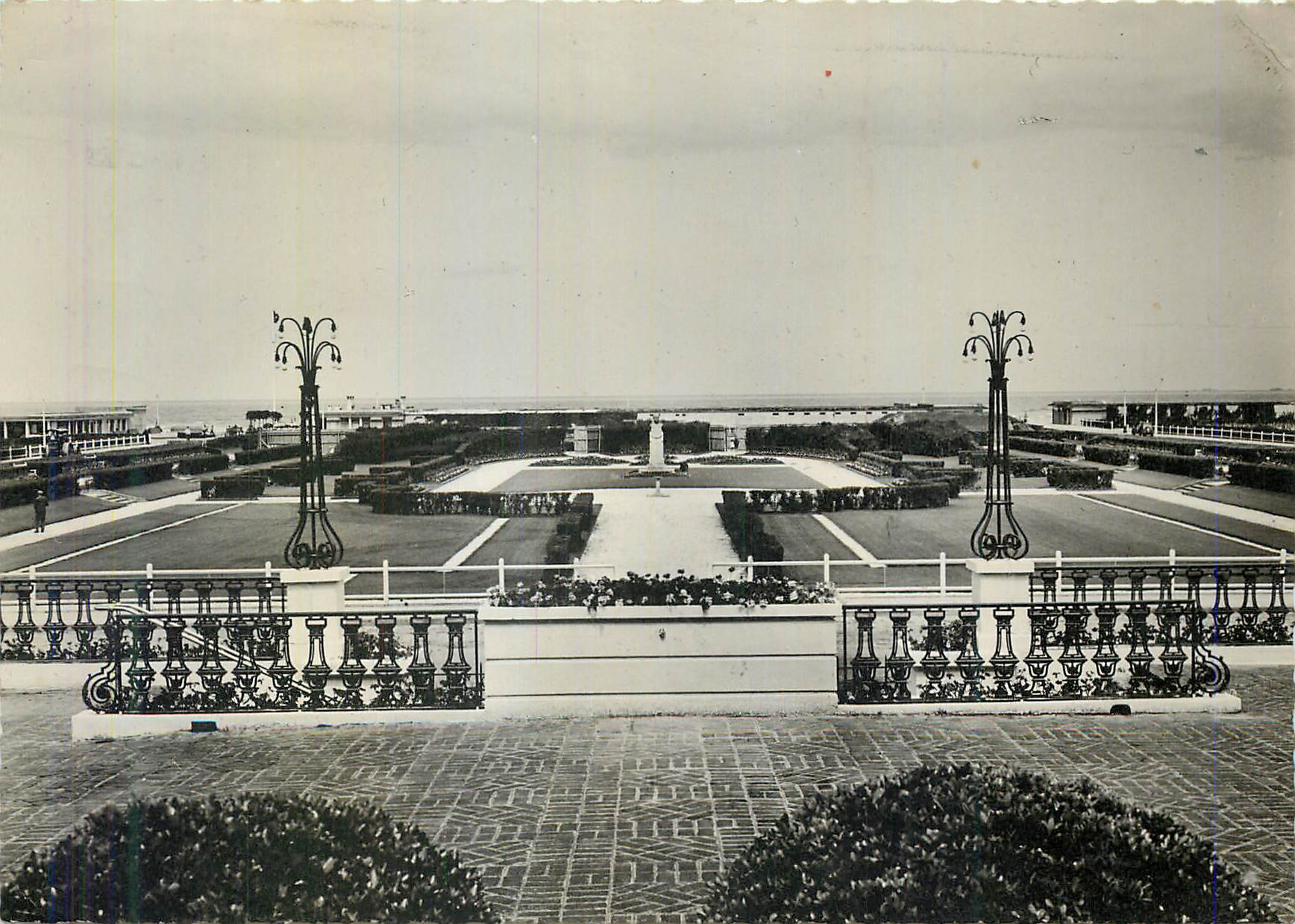 Les Jardins vus du Casino — Deauville (Calvados) — Éditeurs D.L. Paris
