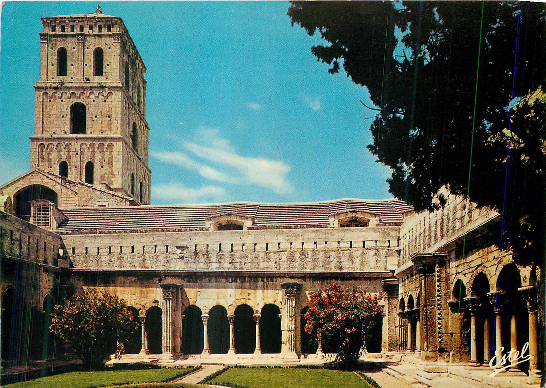 CPM En Provence Arles (Bouches du Rhone)Le cloitre et le clocher de Saint Trophime (XIIe siecle)