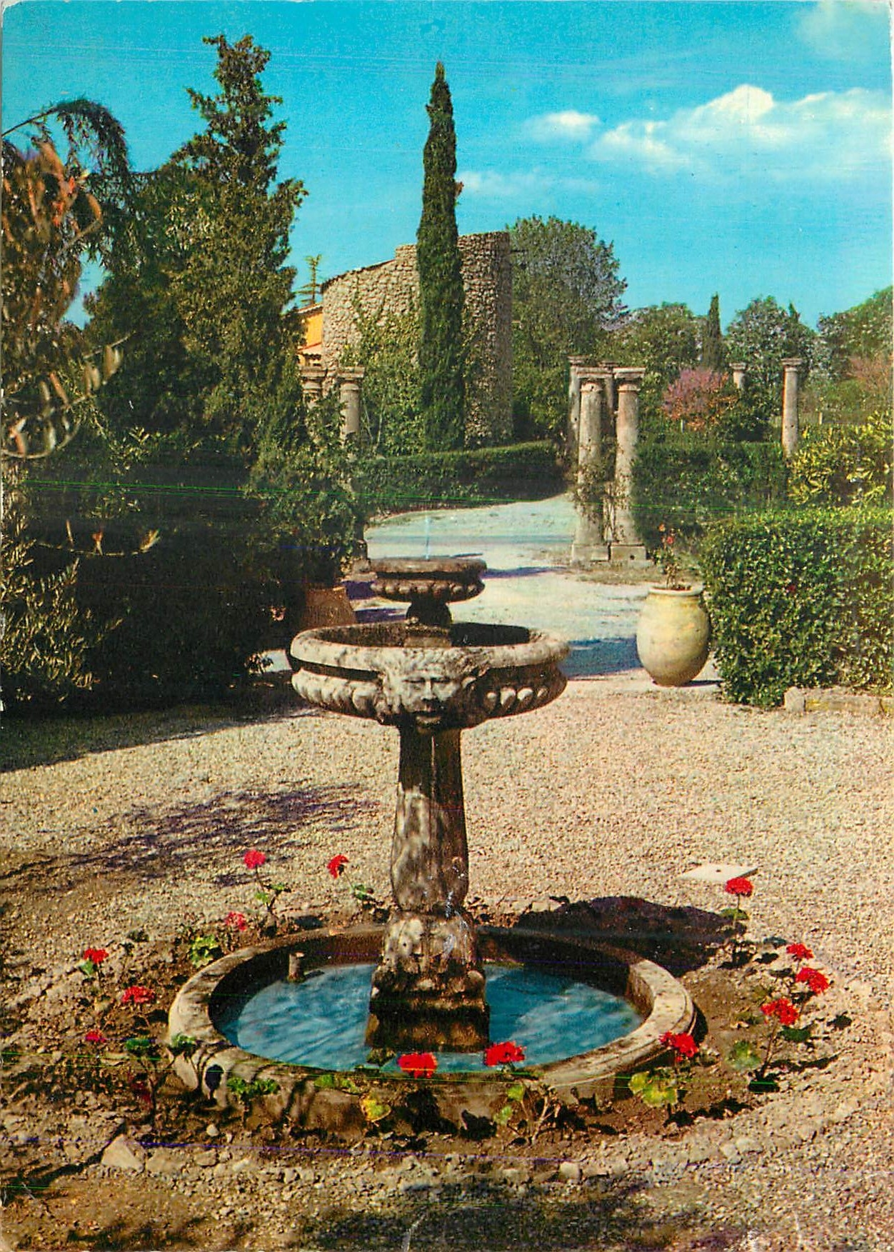 La Cité du Roy René — Fontaine de la Butte des Trois Moulins — Éditions de France