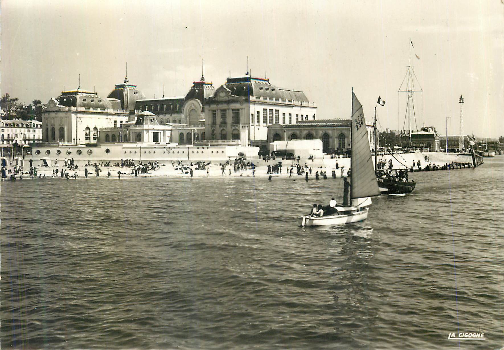 CPM Trouville La reine des plages L'entree des yachts Bateaux