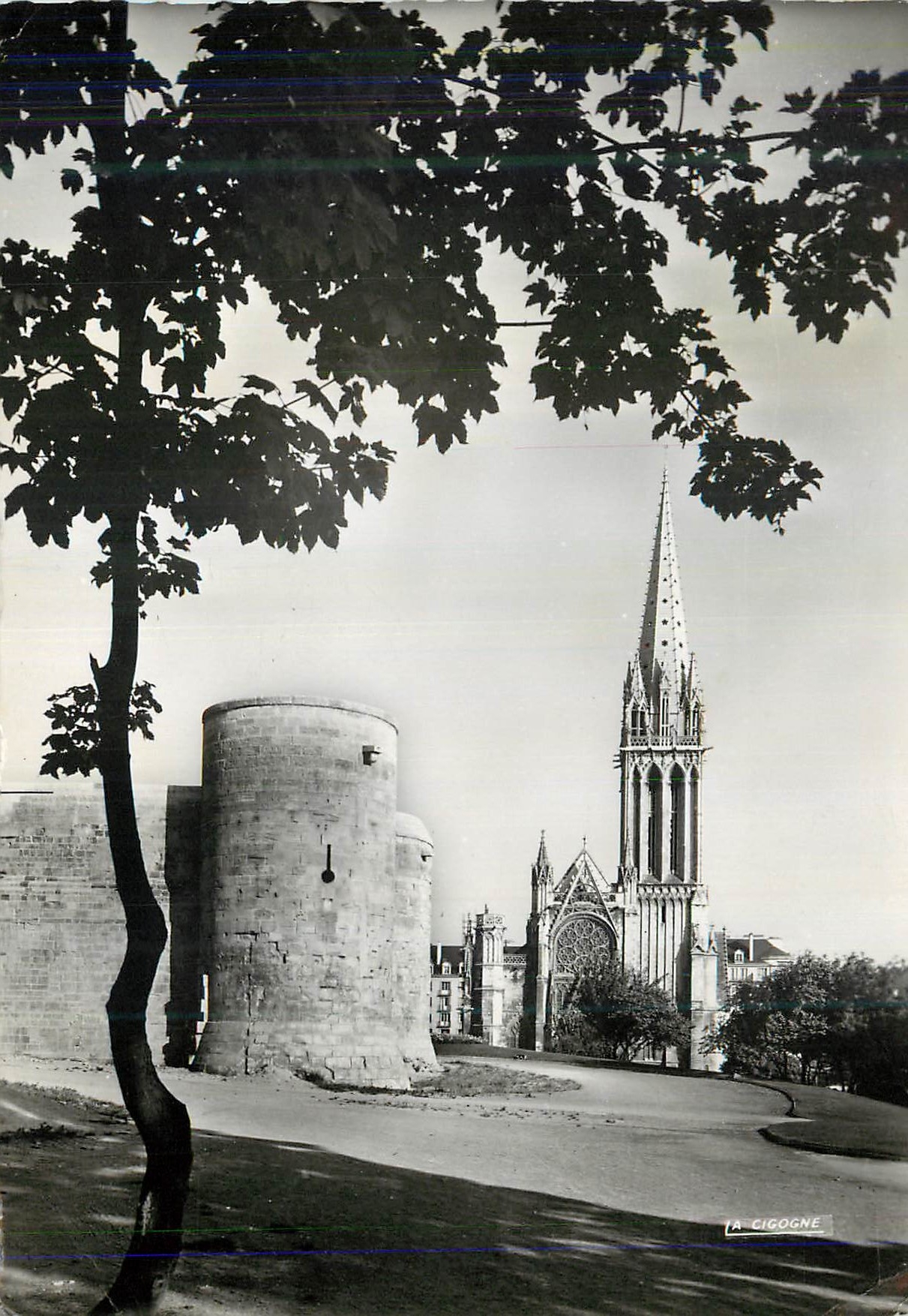 CPM Caen (Calvados) Eglise St Pierre et les remparts