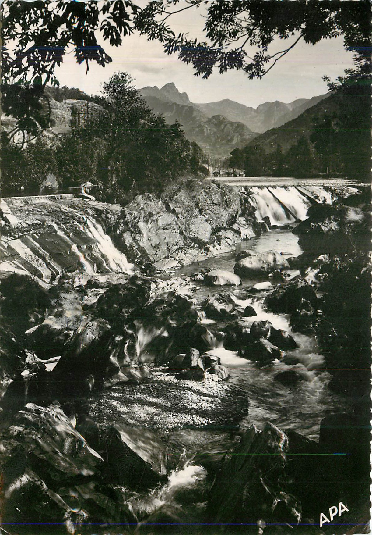 CPM Ax Les Thermes Ariege La cascade du Castelet Au fond la Dent d'Orlu