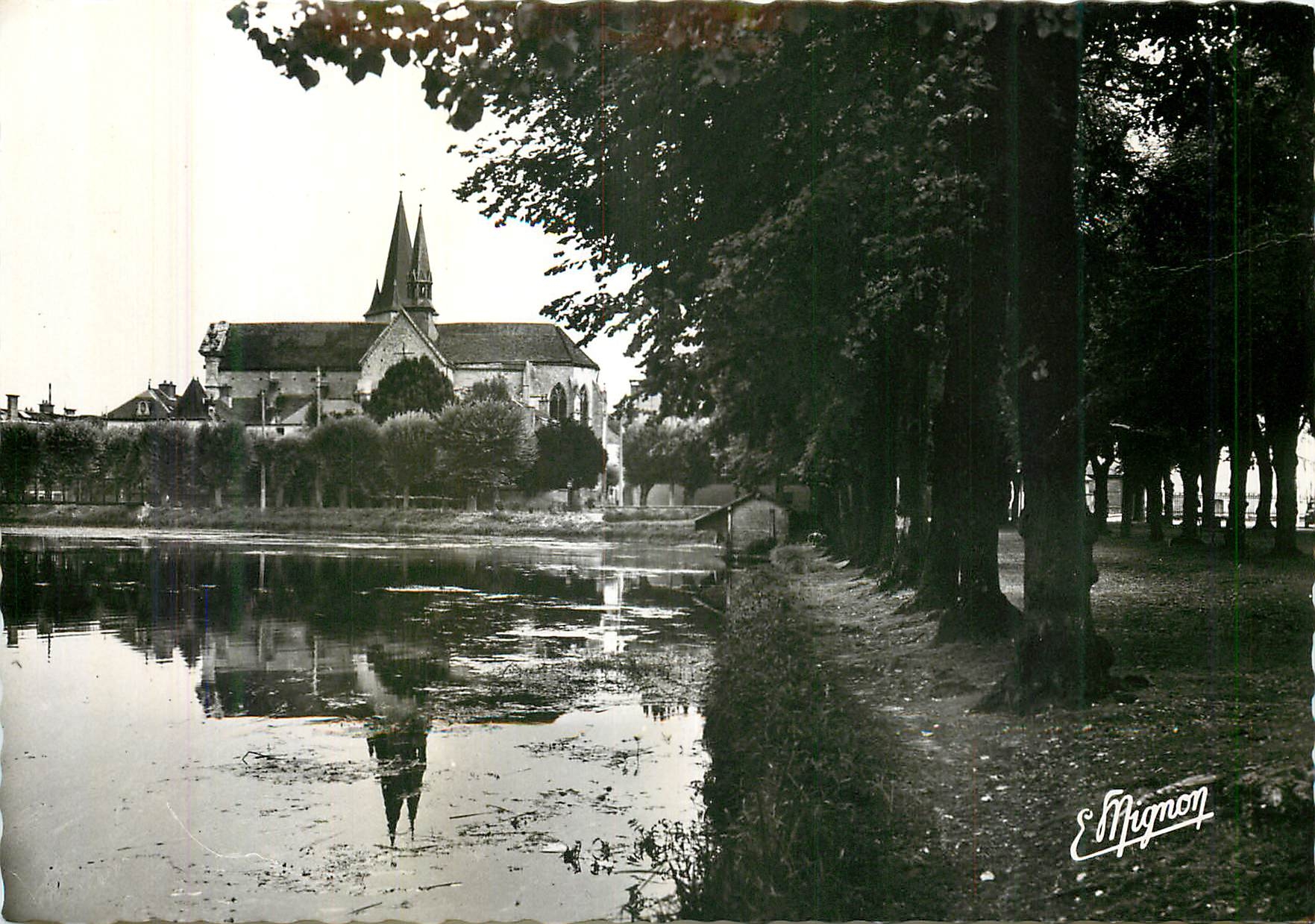 CPM Bar sur Aube (Aube)Promenade de Mathaux et l'Eglise Saint Maclou