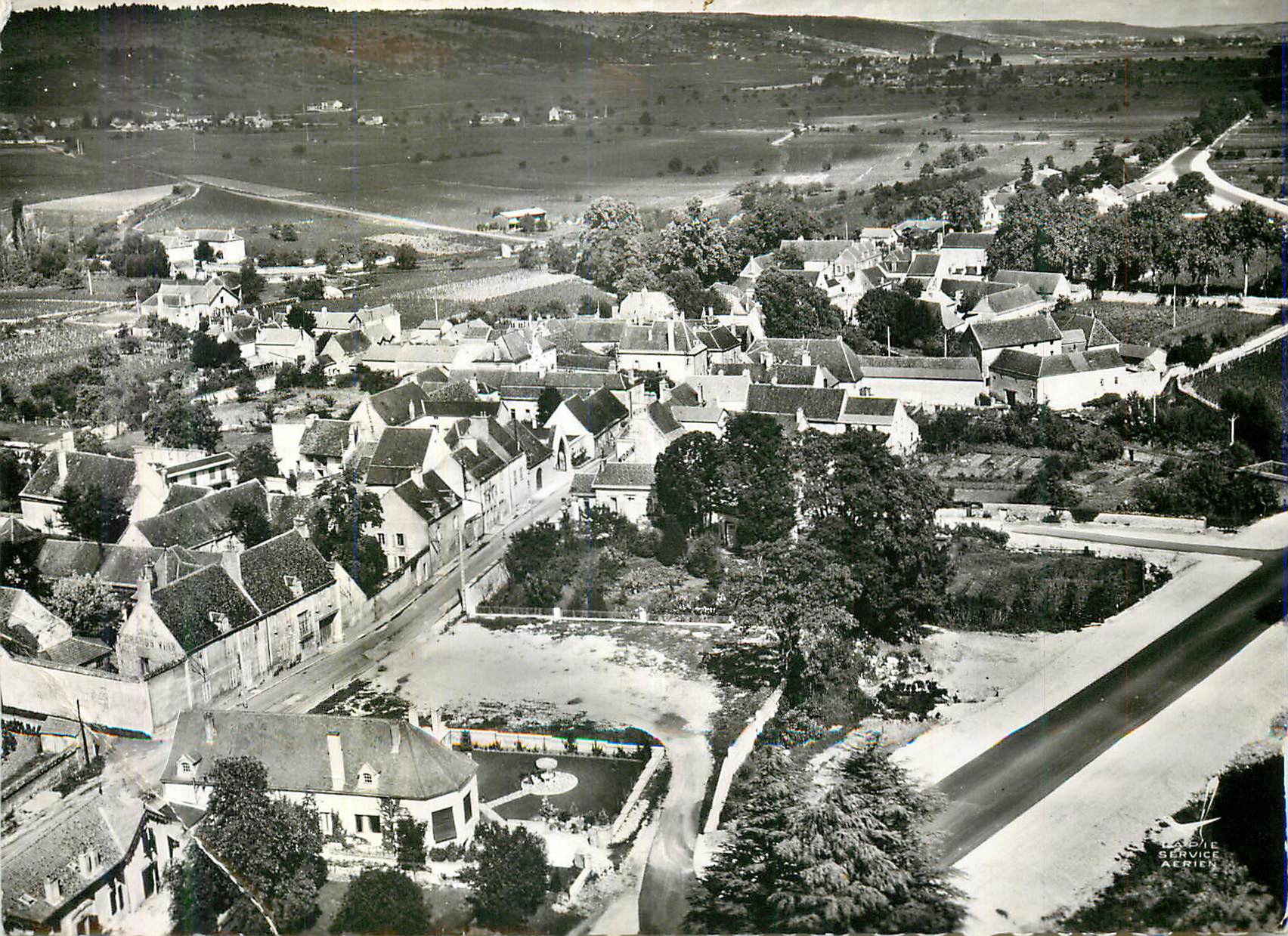 CPM En Avion au dessus de Vougeot (Cote d'Or)Vue d'ensemble