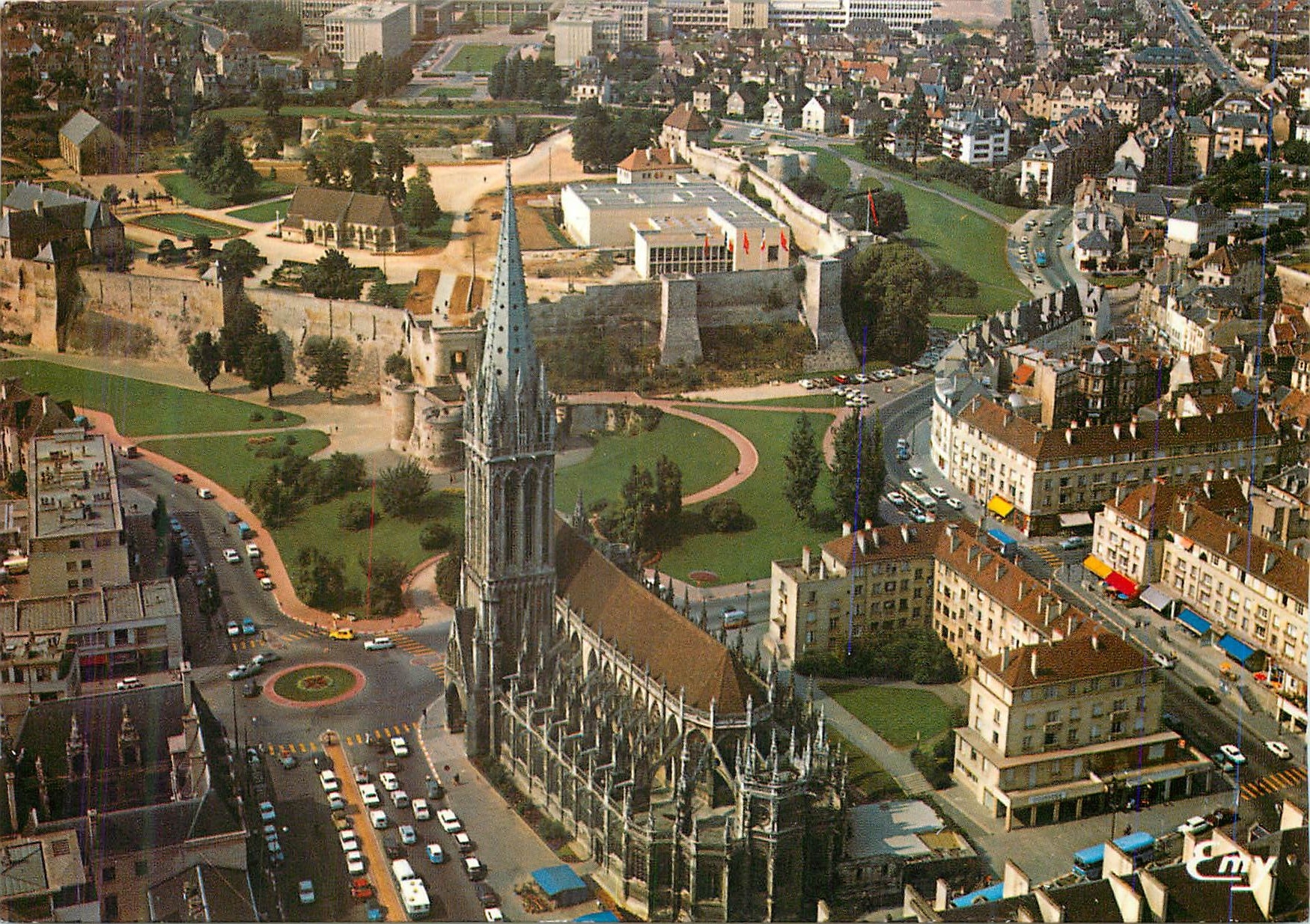 CPM Caen (Calvados)vue aerienne l'Eglise Saint Pierre Le Chateau et l'universite