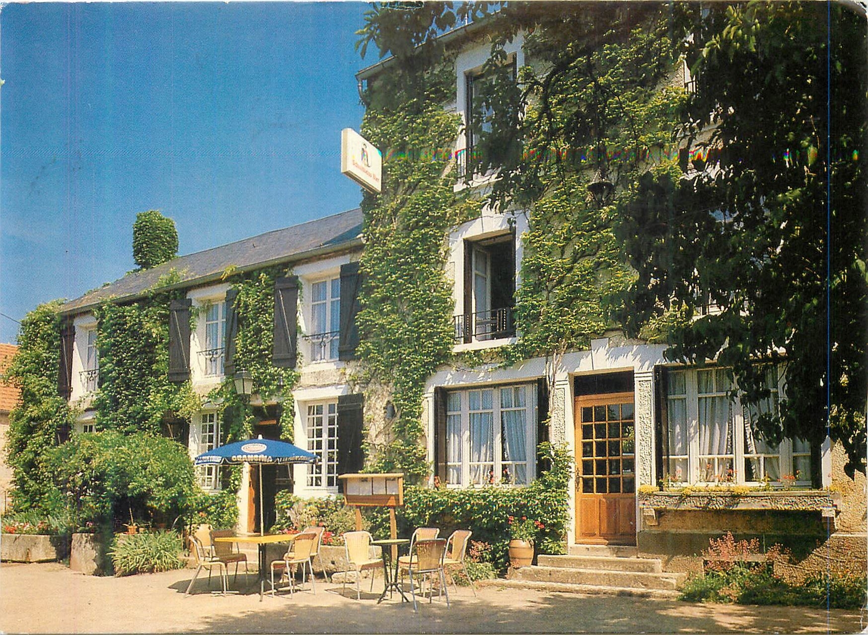 CPM Auberge ensoleillee dun les places Montsauche