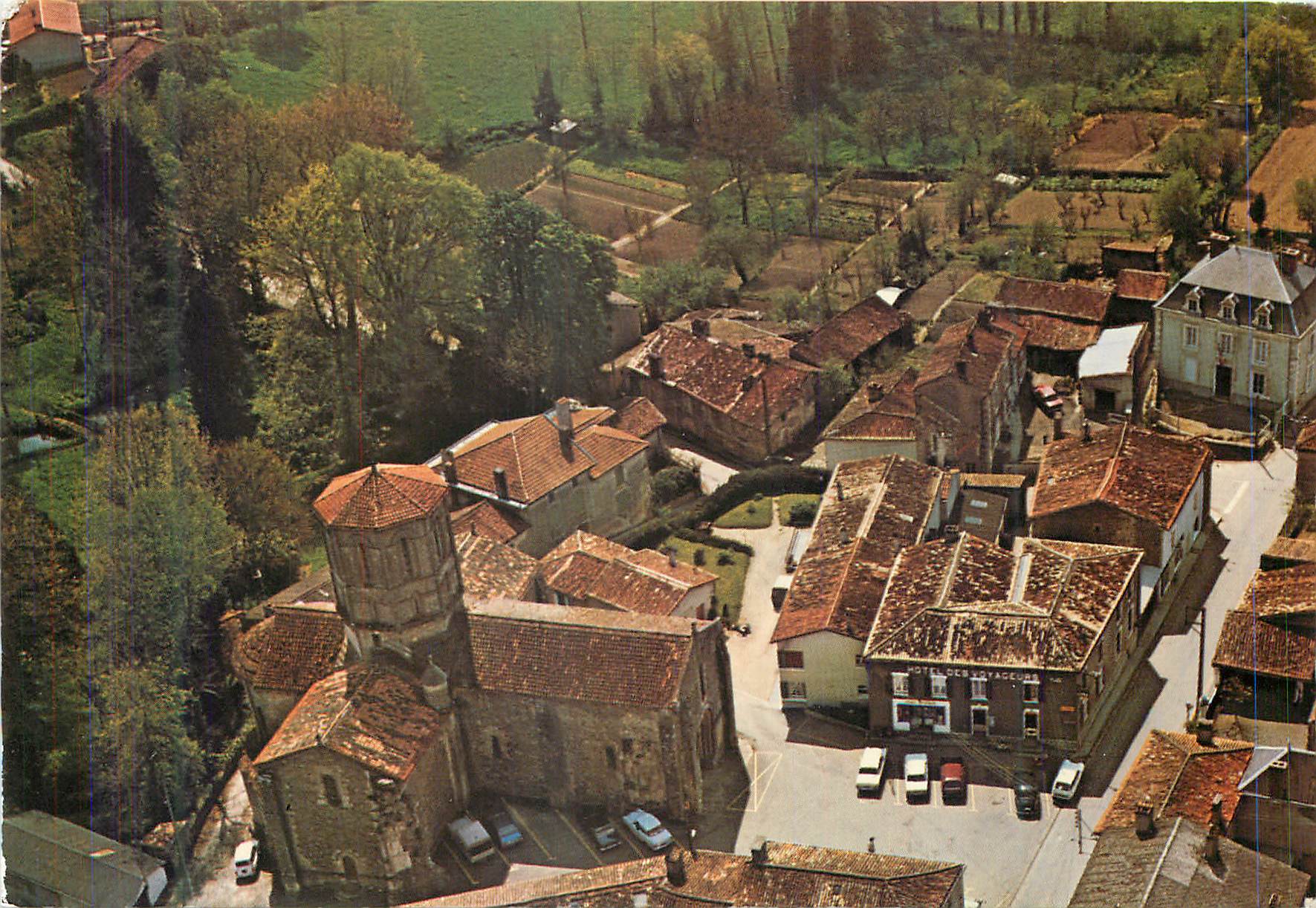 CPM Fenioux (Deux Servers)L'Eglise La Mairie et Hotel des Voyageurs