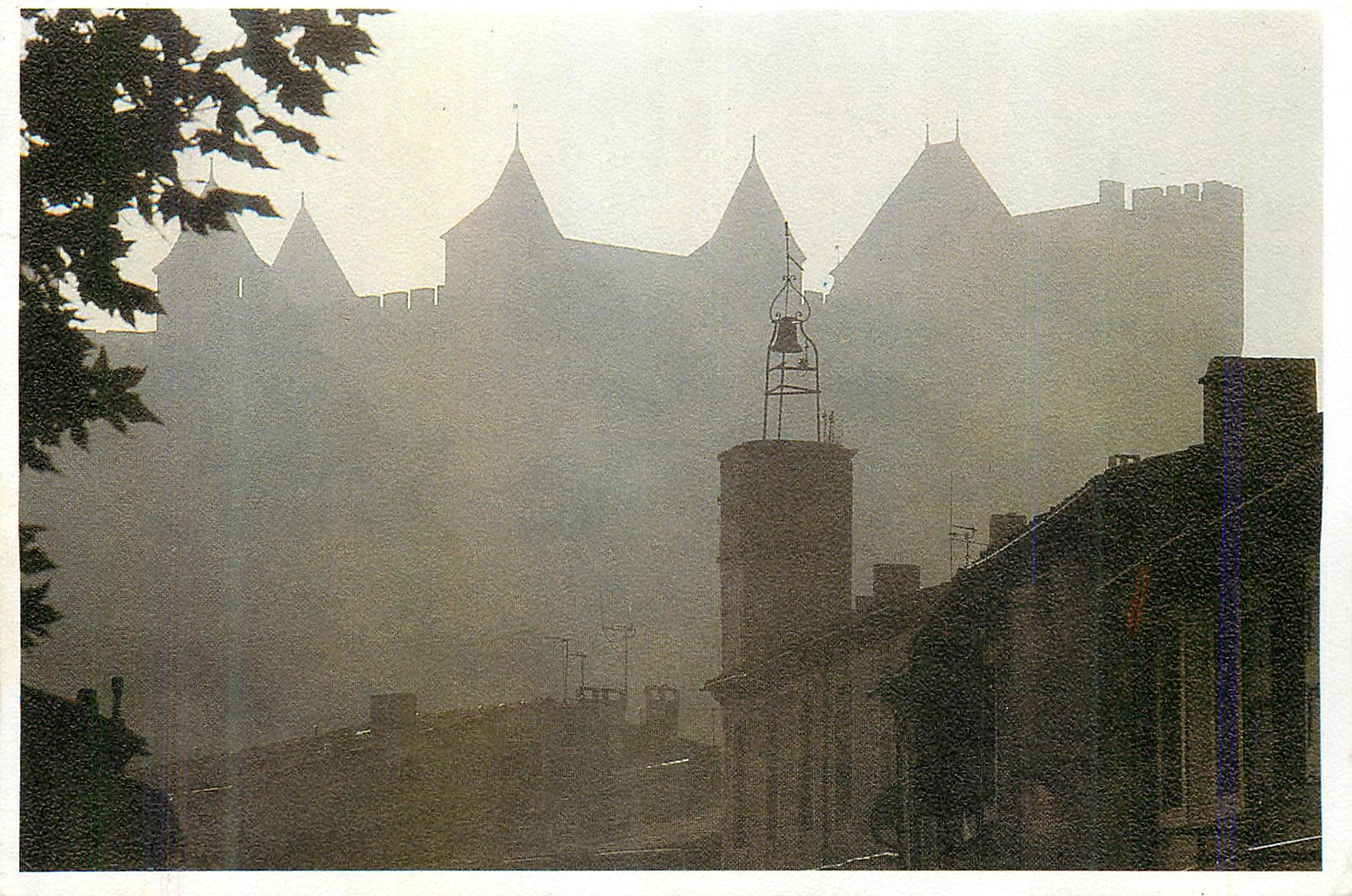 CPM La cite insolite Lever du jour sur les vieux quartiers Morning fog over the old towm
