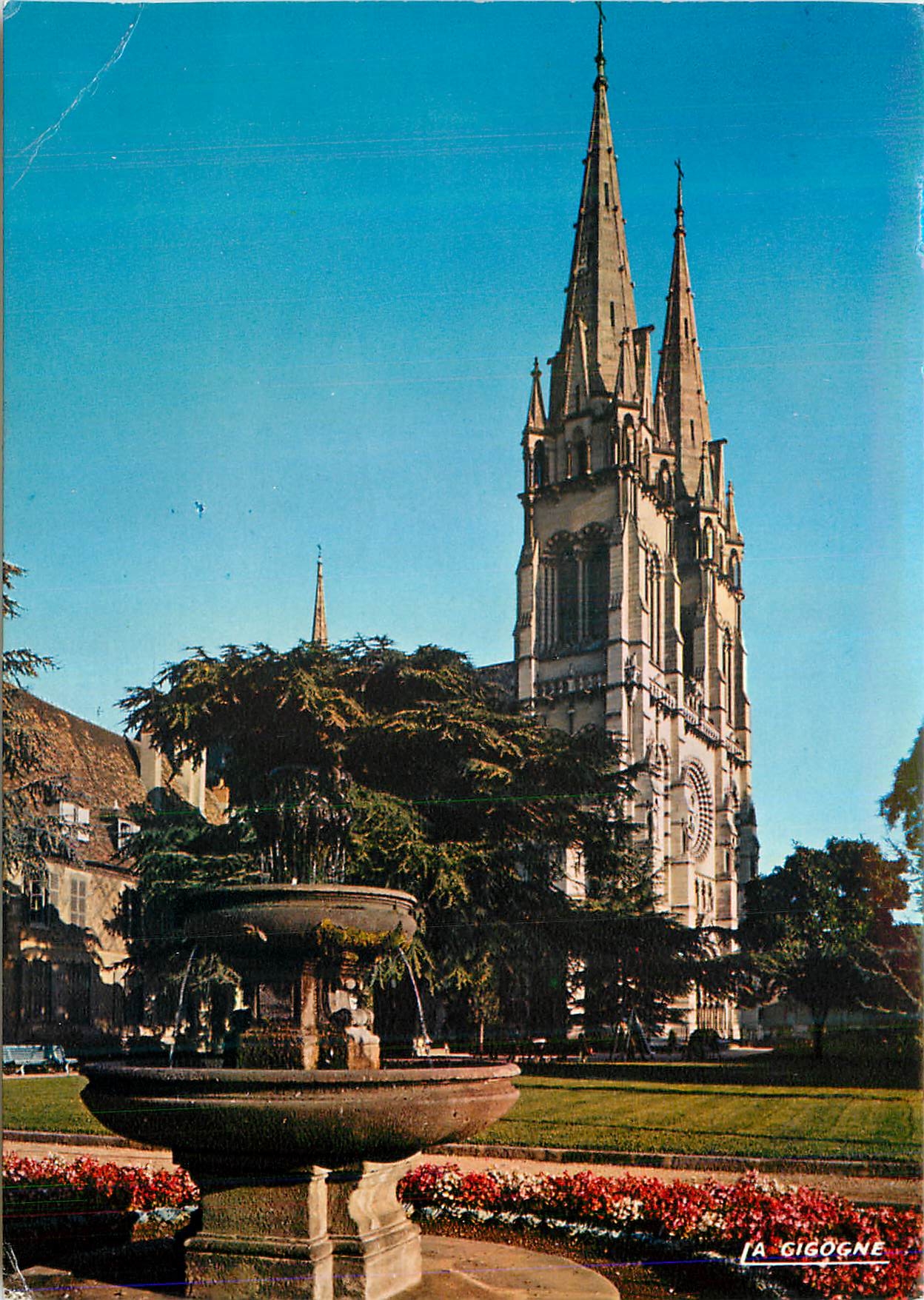 CPM Moulins (Allier)Cathedrale Notre Dame (Sa facade est dominee par deux Tours a fleches de Pierres Hautes de 95 metres