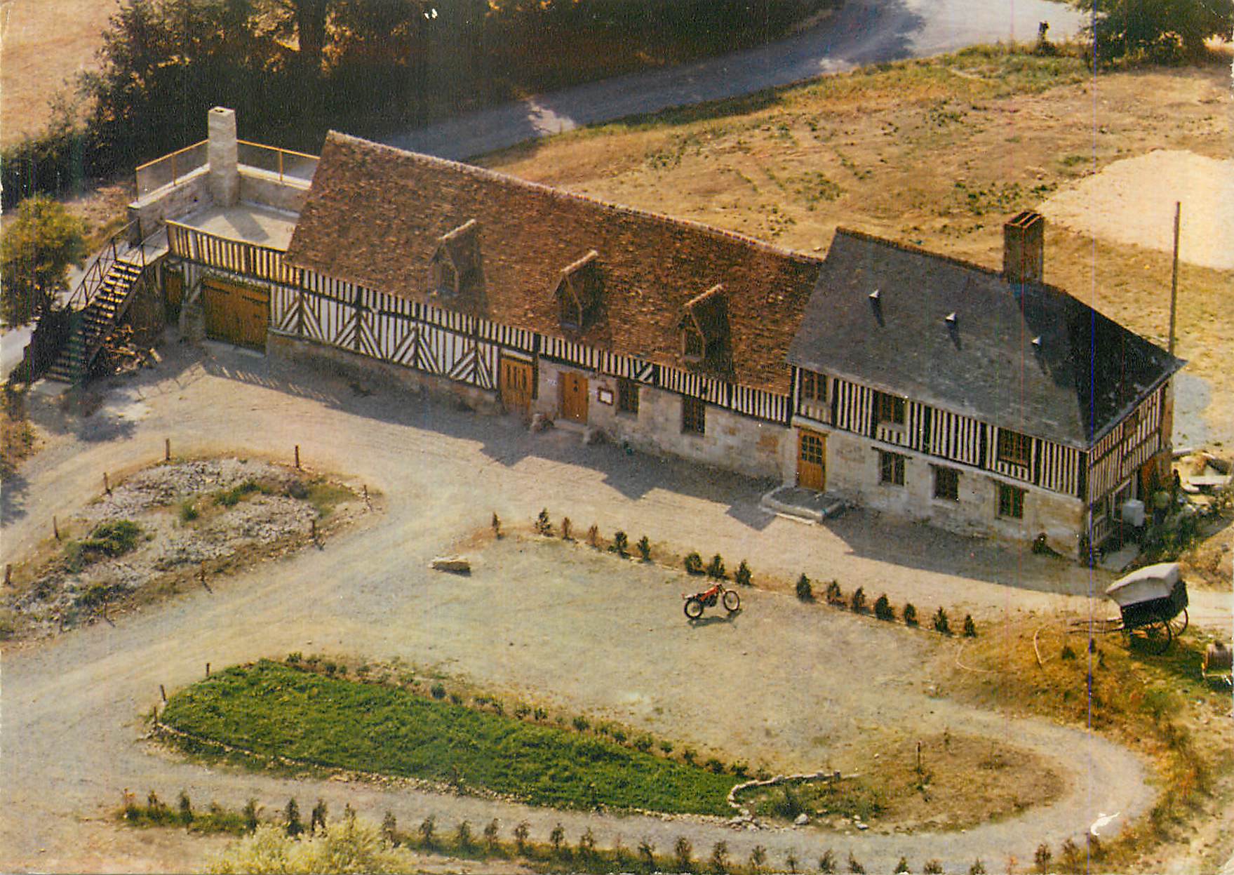 CPM Stephen et Veronique Hotellerie du Vieux Chateau Beuvron en Auge