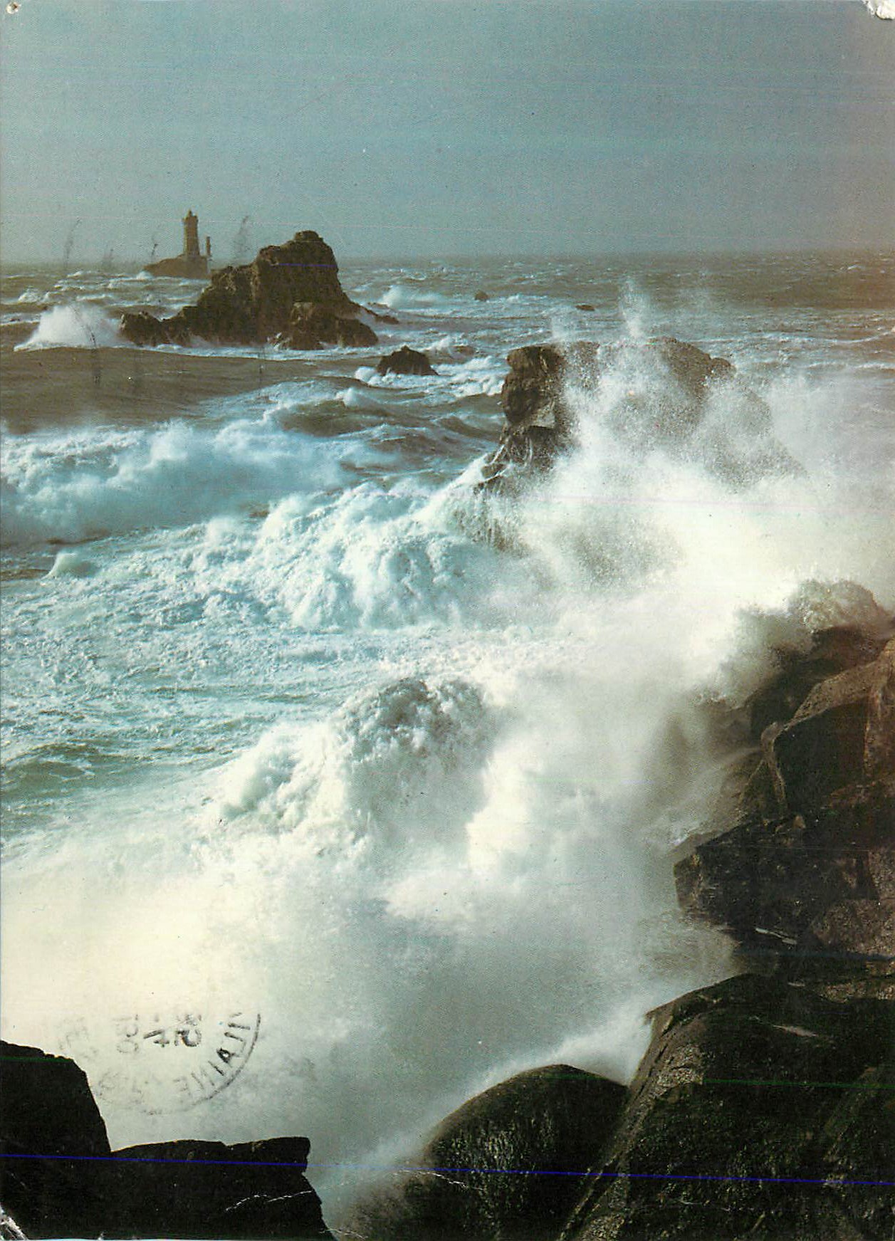 CPM A l'Extremite de la Bretagne La Pointe du Raz et le phare de la Vieille Tempete sur le Raz de Sein