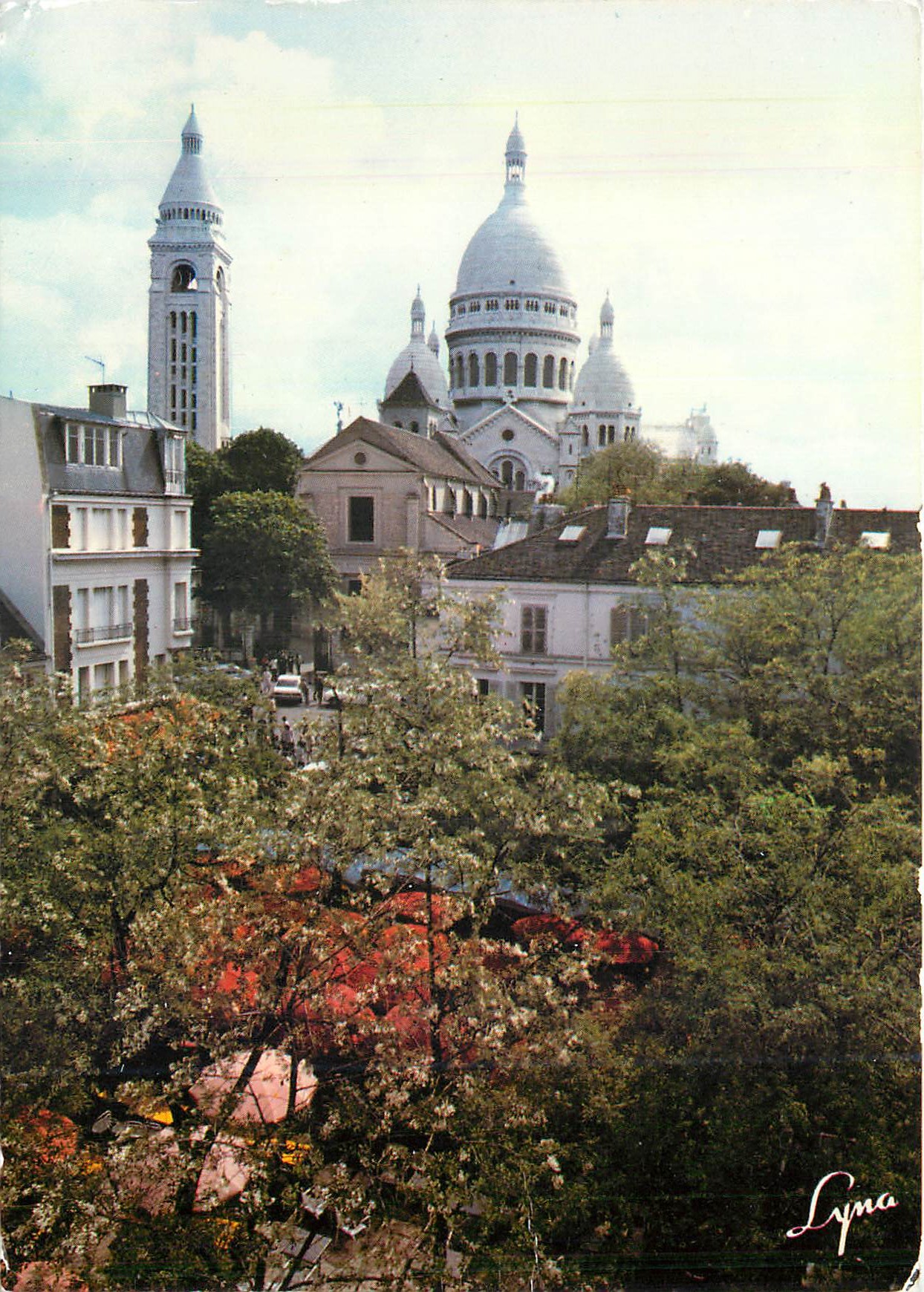 CPM Paris MontMarte La place du tertre au fond Basilique du Sacre Coeur