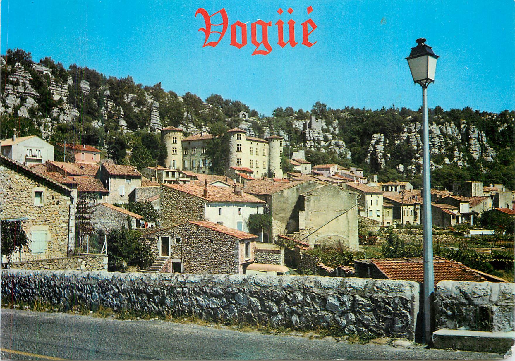 CPM Vogue (Ardeche)Les vieux village et sont Chateau (XVIe Seicle)