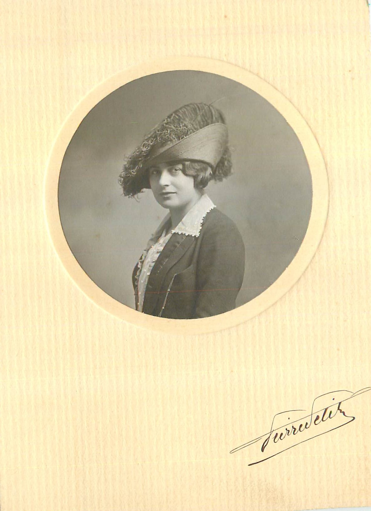 CARTE PHOTO Femme Pierre Petit Rue Lafayette Paris