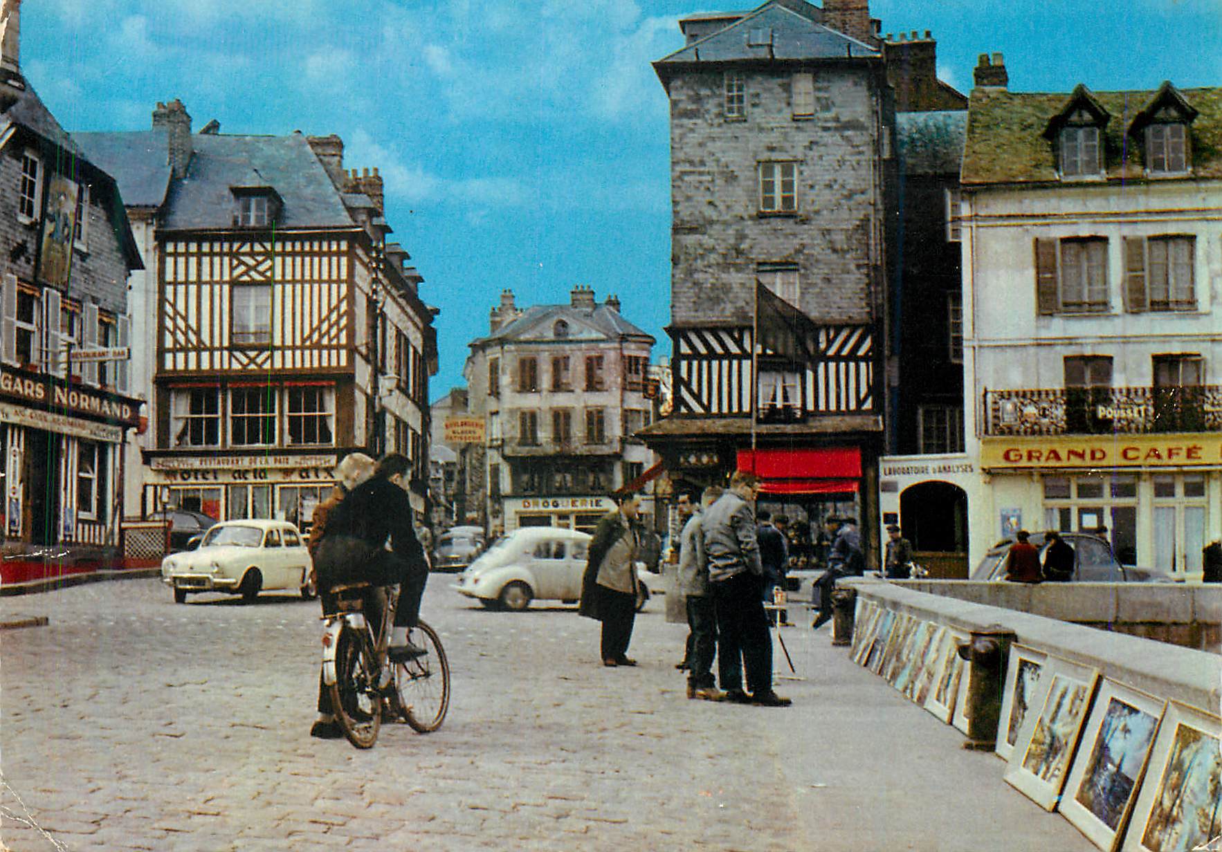 Honfleur — Quai du Cheval Blanc — CPA n°14, éditeur Combier