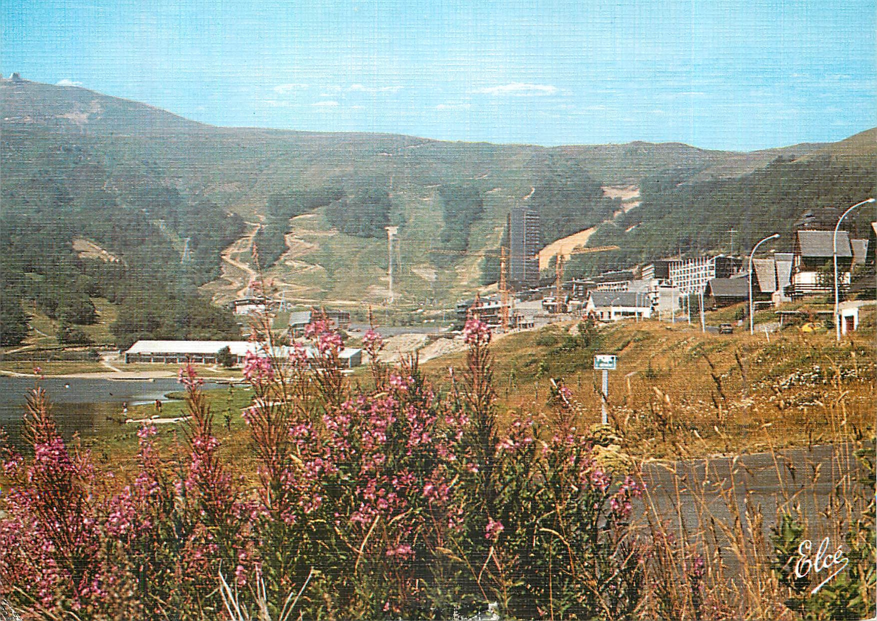 CPM Auvergne Pittoresque et Touristique Super Besse San Lac et ses chalets au fond le Puy de chamBourge