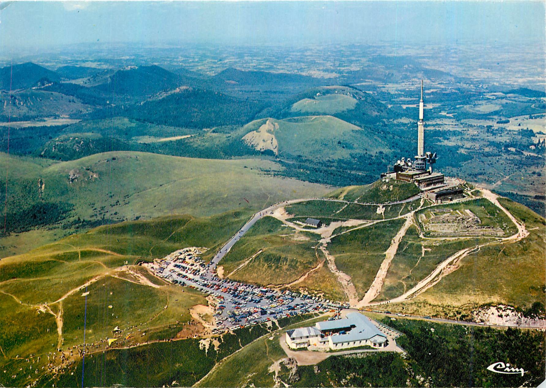 CPM Beaux sites de l'Auvergne Le Puy de Dom et panorama sur la chaine des Puys anciens volcans