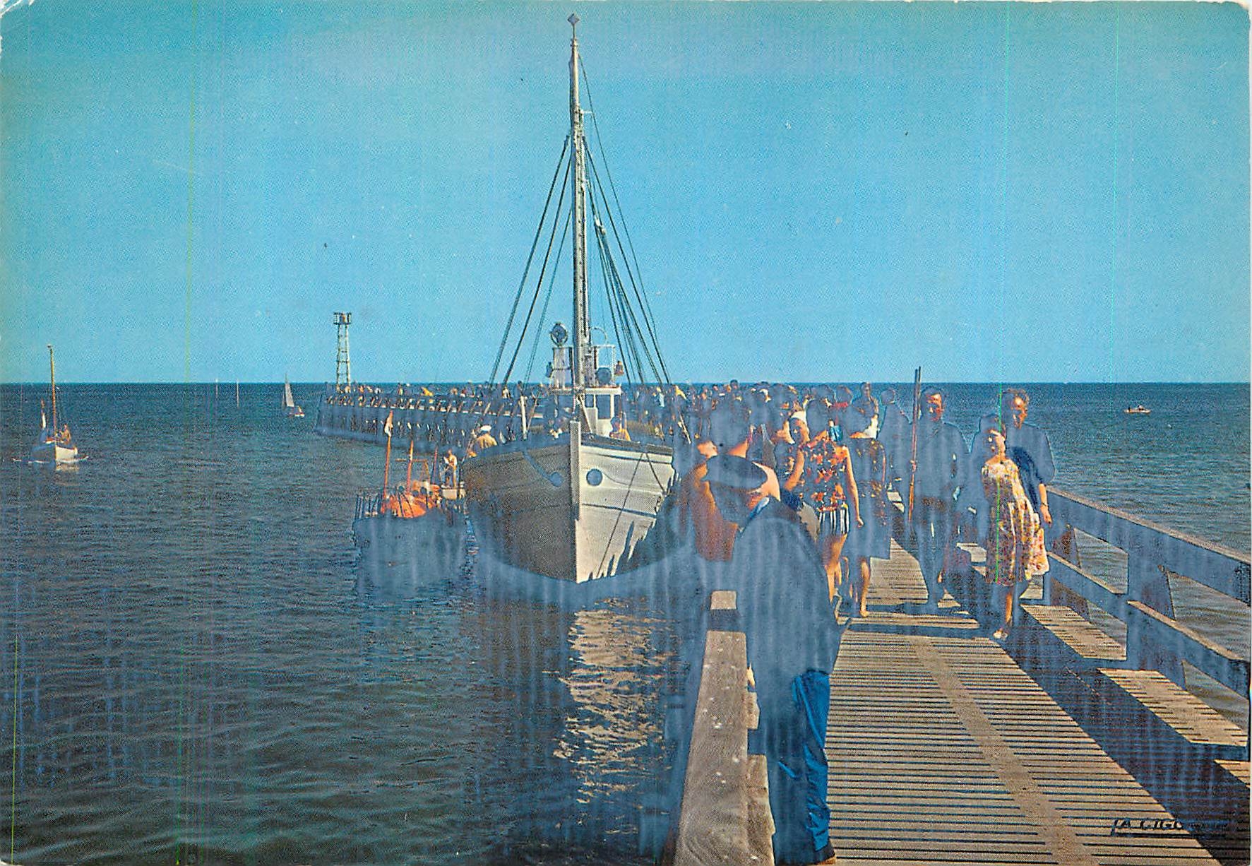 CPM Normandie courseulles Mer Bateau