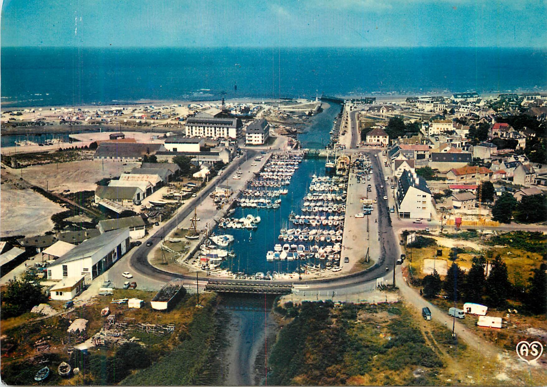 COURSEULLES-sur-MER — Vue générale du Port — Couleurs Naturelles, N°202