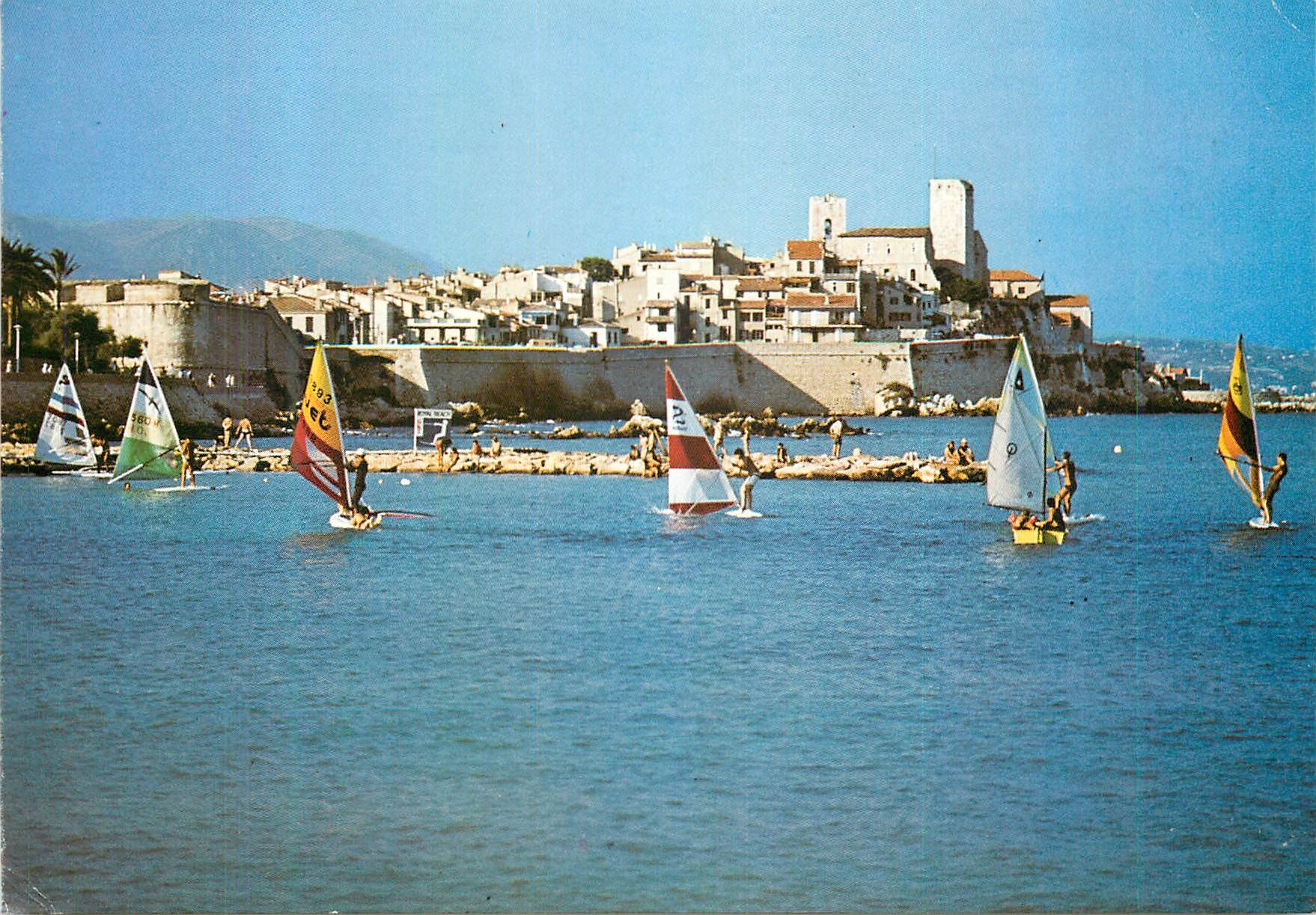 CPM Antibes (Alpes Maritimes)Planches a voile devant les ramparts et la vieille ville