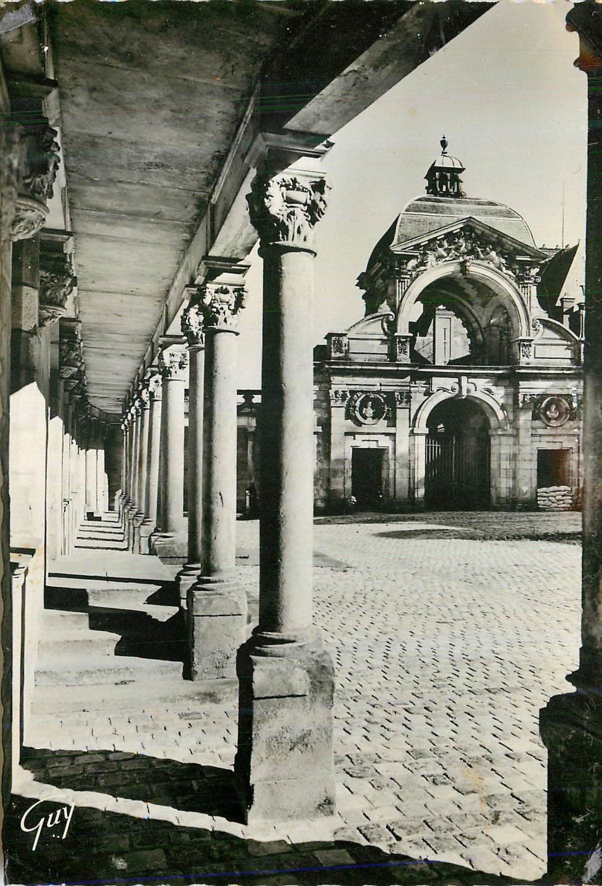 Fontainebleau (Seine-et-Marne) — Das Schloss, Ovale Hof und Dauphinen-Tor oder Taufkirche von Ludwig XIII. — Éd. André LECONTE, Paris