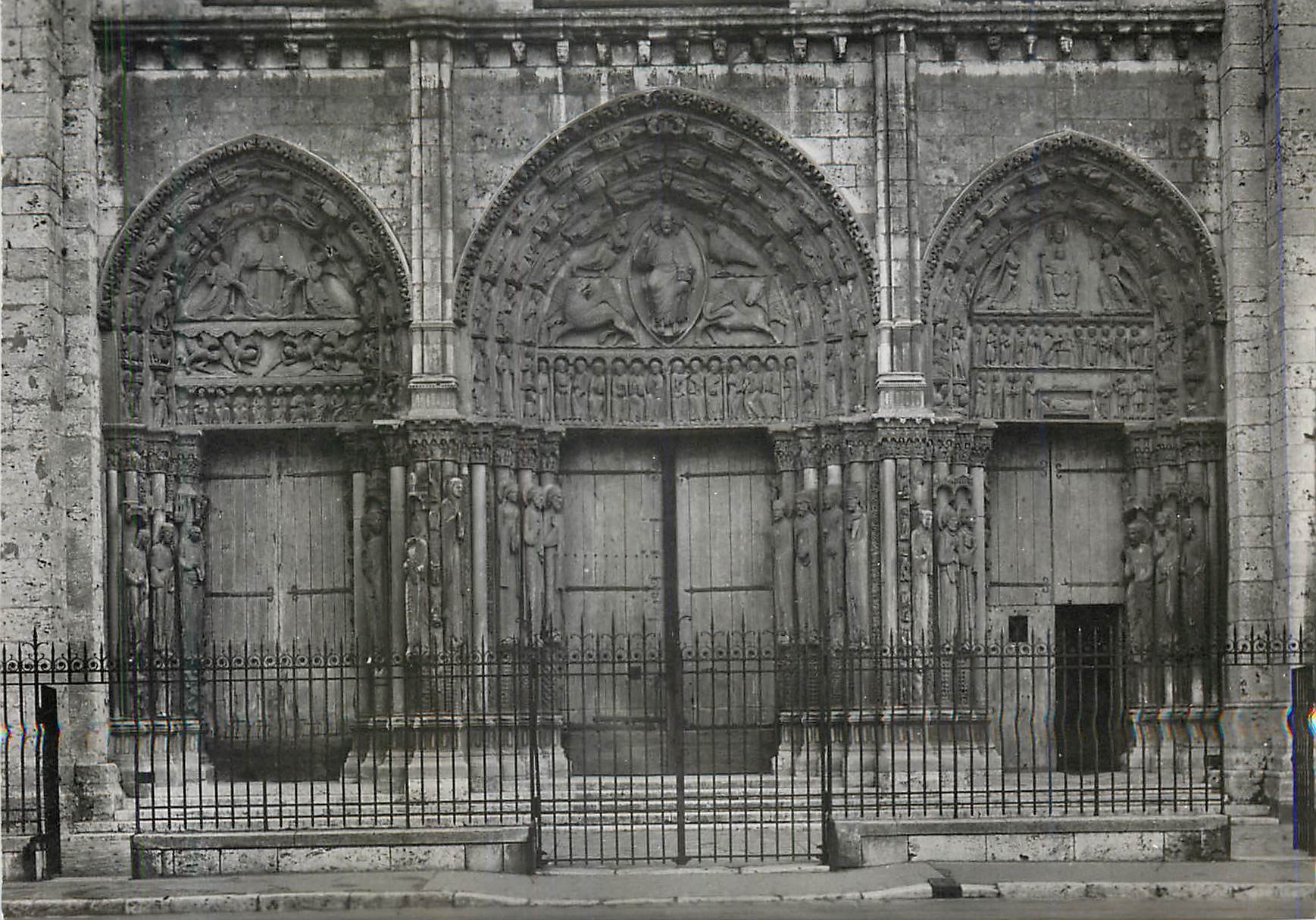 Chartres (E-et-L.) — La Cathédrale - Le Portail Royal (XIIIe s) — Service Commercial Grand Palais - Paris