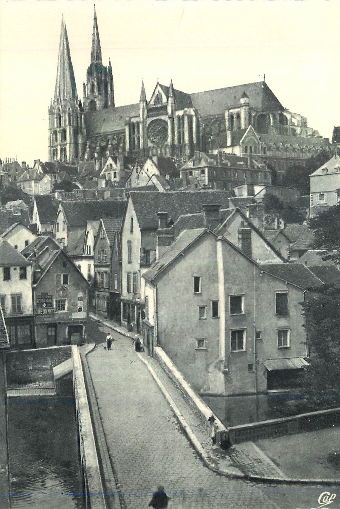 CPM Chartres La Cathedrale vue de la Rue du Bourg