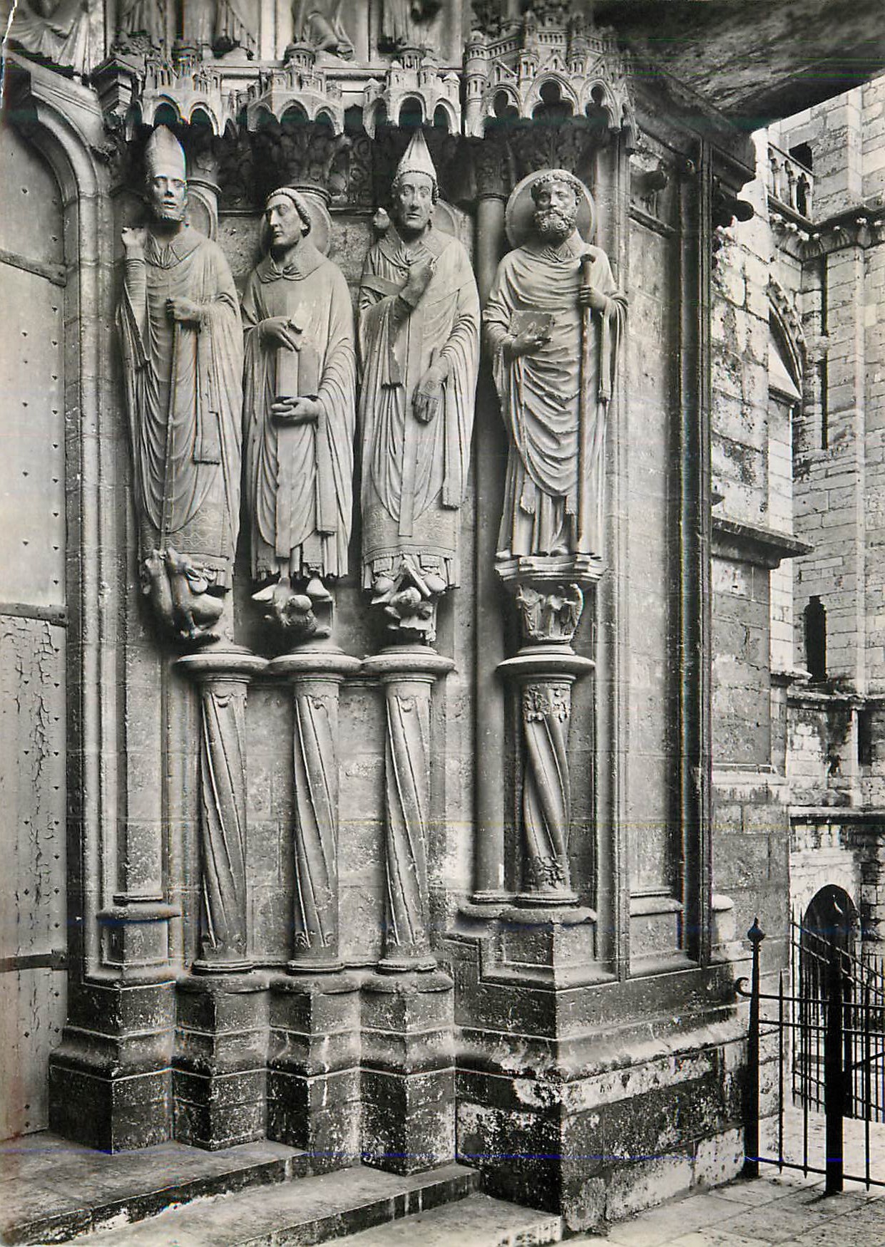 Chartres (E-et-L.) — La Cathédrale Notre-Dame (XIIe-XVIe s.) — Portail sud, St-Martin, St-Jérôme, St-Grégoire (après 1210), St-Avit (vers 1250) — Service Commercial Monuments Historiques — Paris