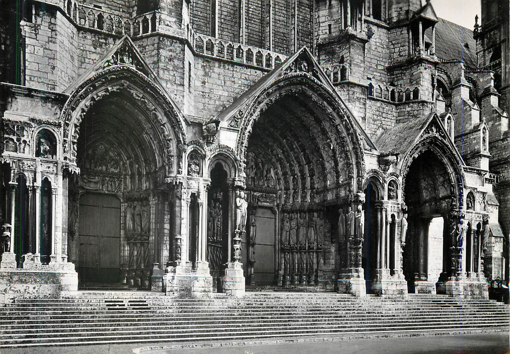 CPM Chartes (E et L)La Cathedrale Notre Dame (XIIe XVIe s)Porche Nord (vers 1225)