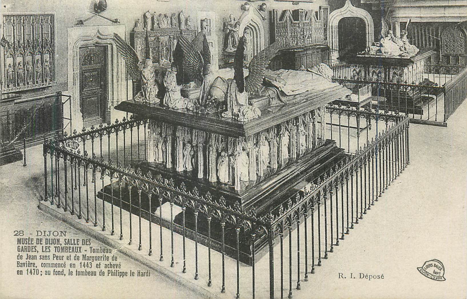 CPA Dijon Musee Salle des Grandes Les Tombeaux