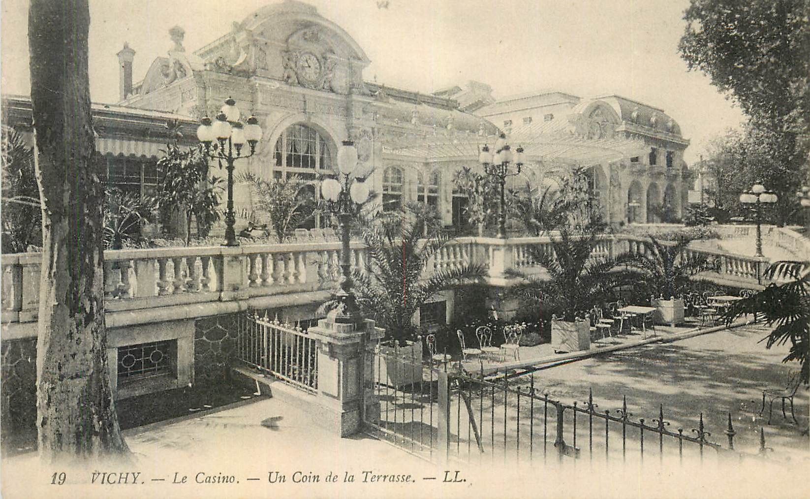 CPA Vichy Le Casino Un Coin de la Terrasse
