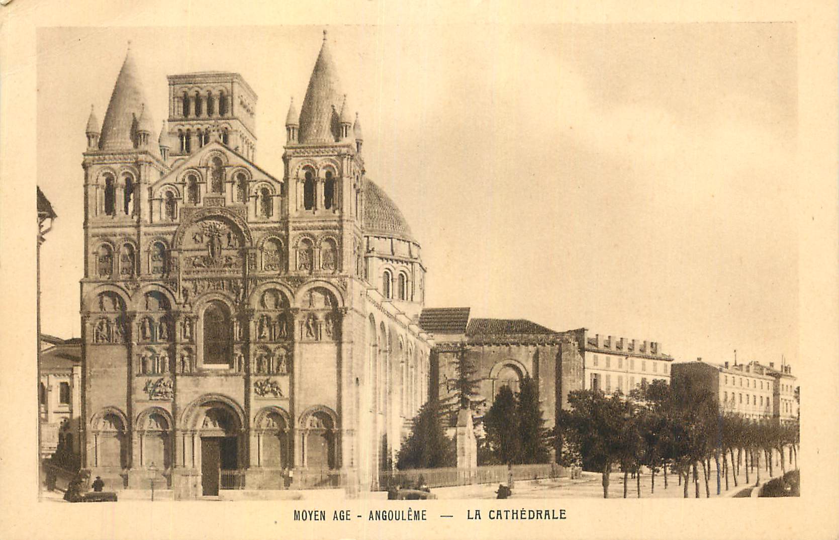 CPA Moyen Age Angoulene La Cathedrale