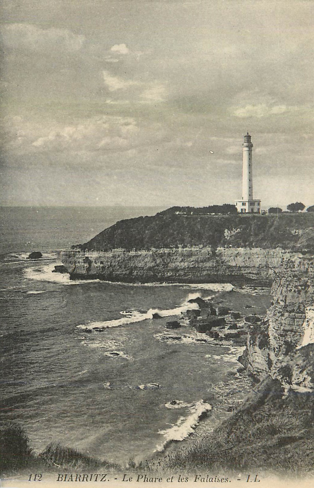 CPA Biarritz Le phare et les Falaise
