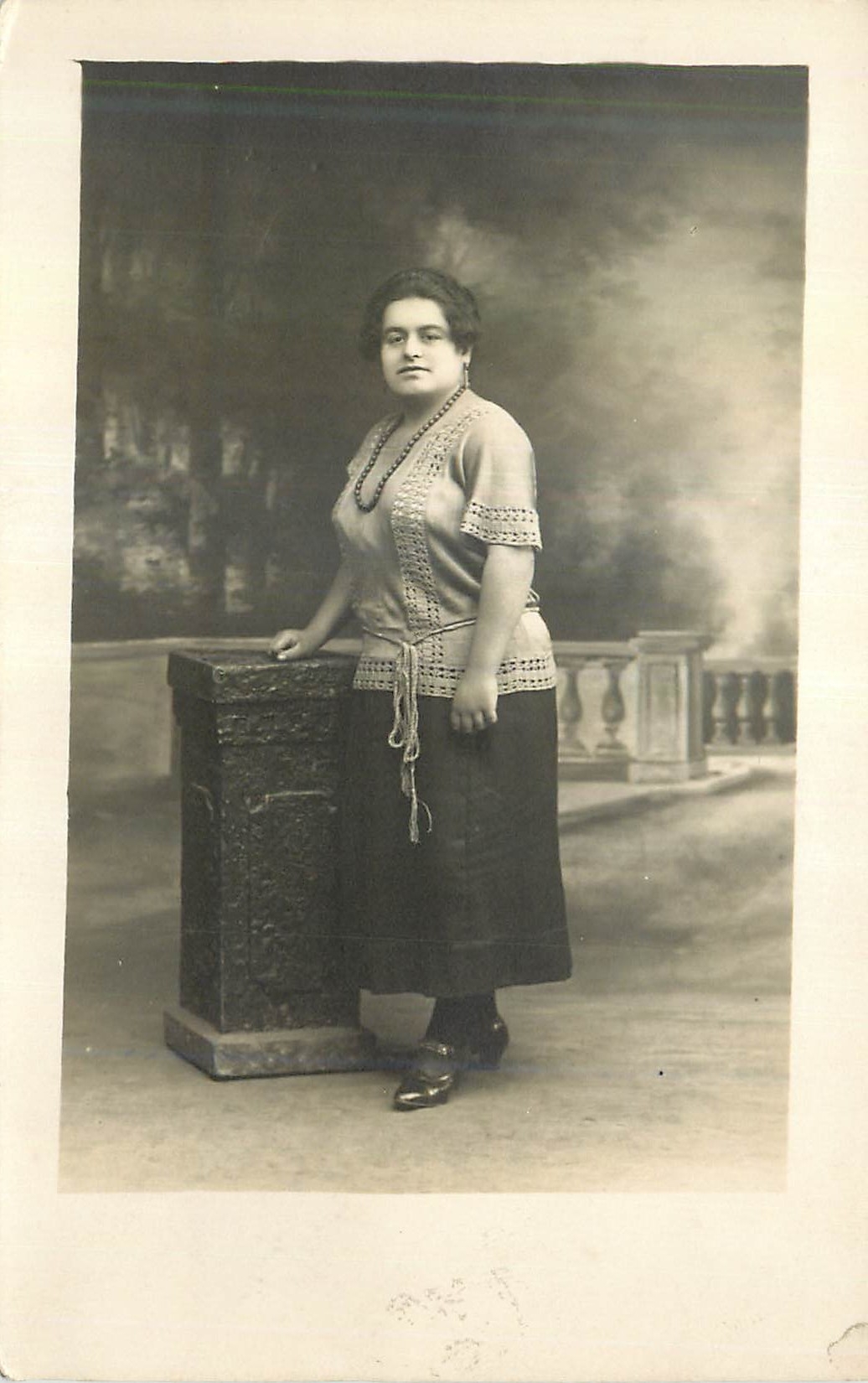 Femme en tenue traditionnelle — studio — Châteauneuf, Montpellier, Avignon, Nîmes