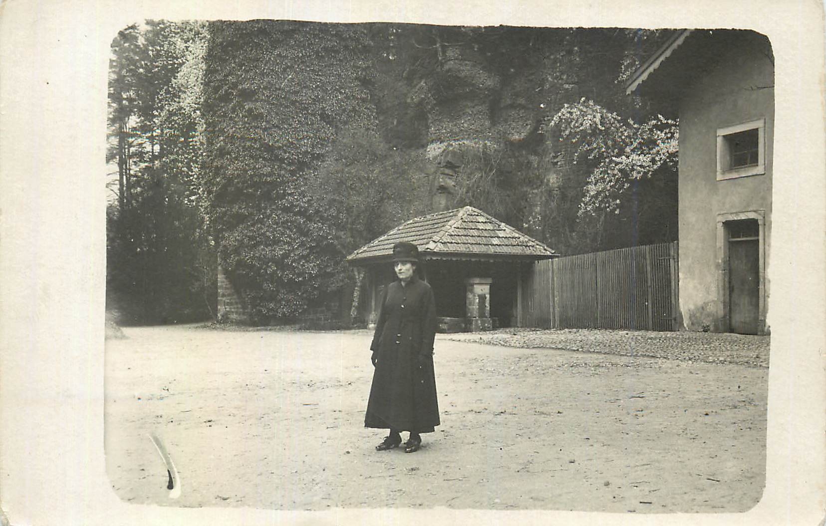 Femme devant une petite structure — paysage avec mur végétalisé — B. Guilletniard, Paris