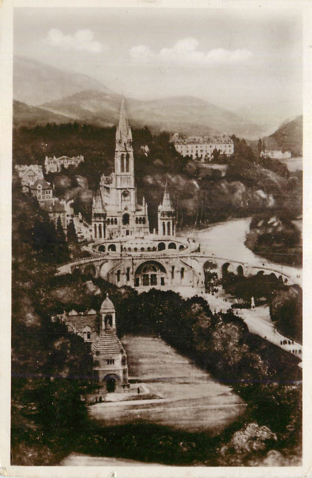 Lourdes — La Basilique vue du Château Fort — Edition P. Doucet, n°56