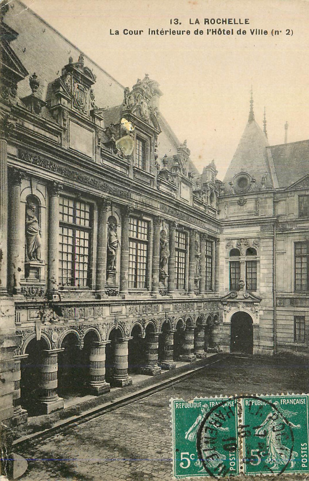 CPA La Rochelle la cour interieur de l'Hotel de ville