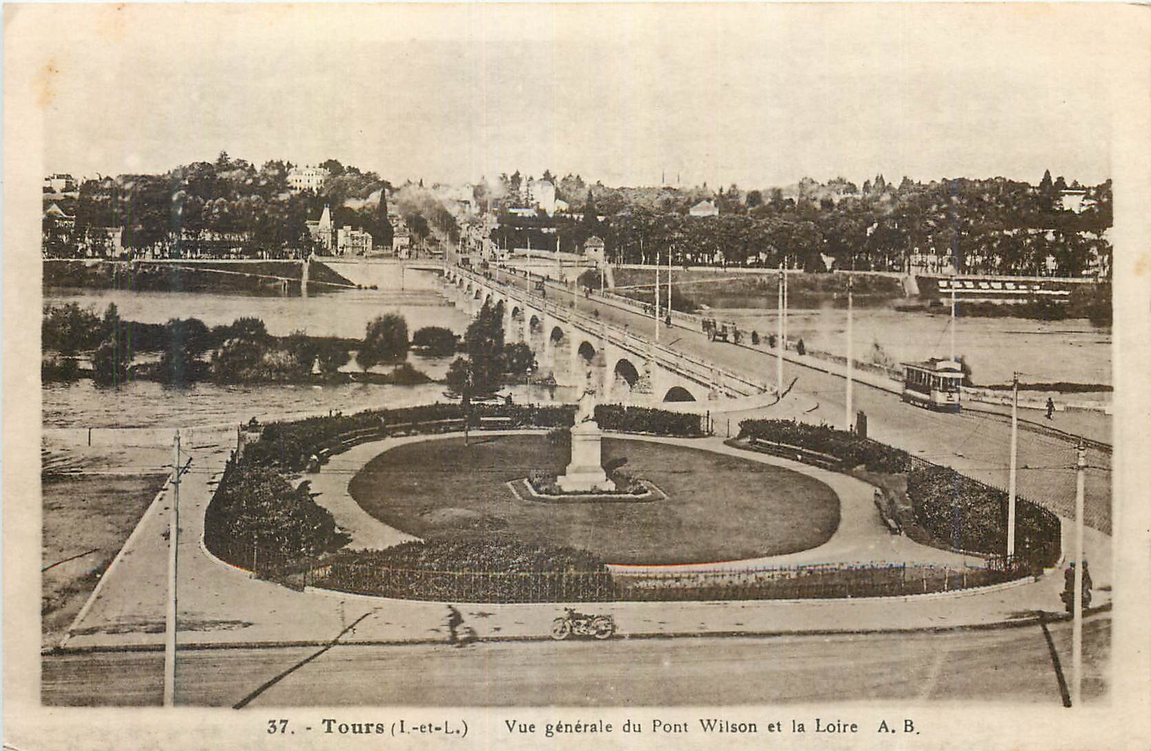 CPA Tours vue general du Pont wilson et la Loire  Tramway