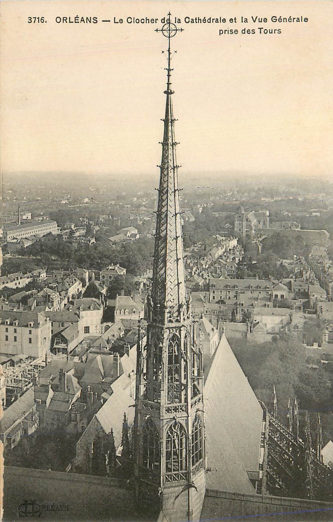 CPA La Clocher de la Cathedrale et la vue generale prise des Tours