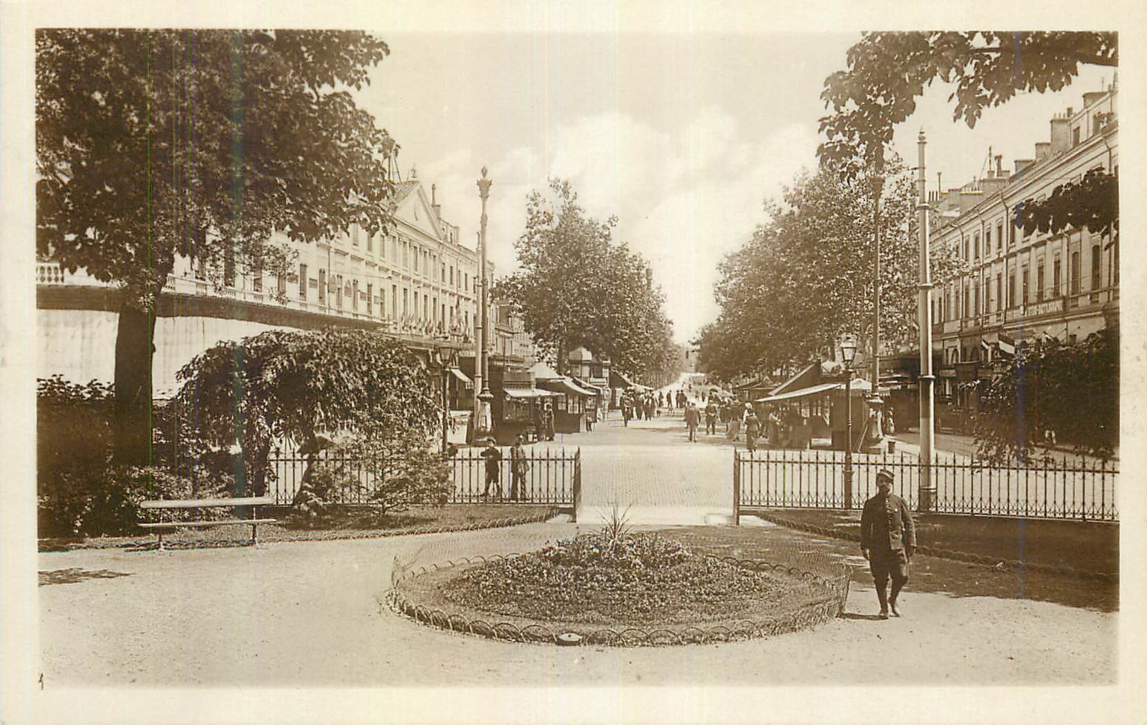 Place Jean-Jaurès in Toulouse — städtische Ansicht mit zentraler Grünfläche — Imp. Lévy et Neurdein Réunis, Paris