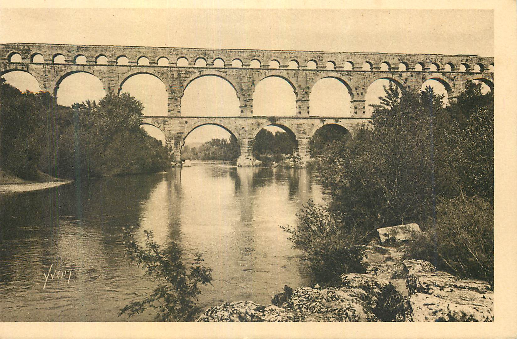 CPA Monument la douce france de nimes Le pont du Gard