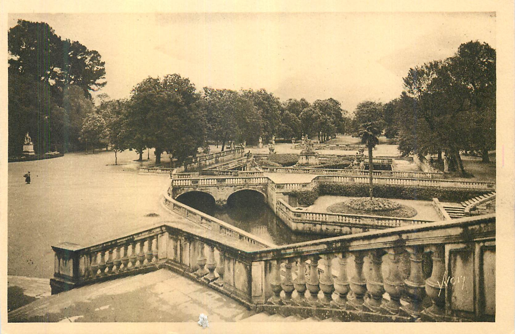 CPA Monument de la douce france Jardin de la fontaine Nimes Vue d'ensemble des bains romains