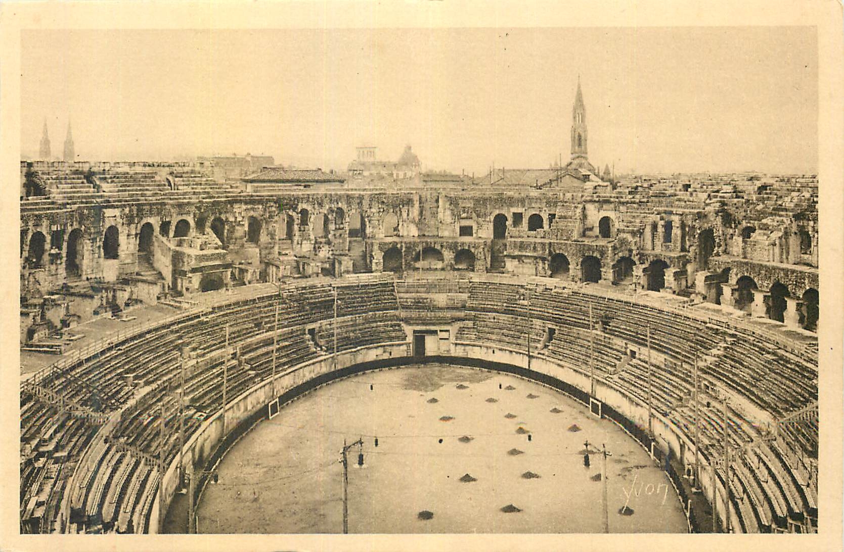 CPA Monuments la douce france  Nimes L'interieur des arenes