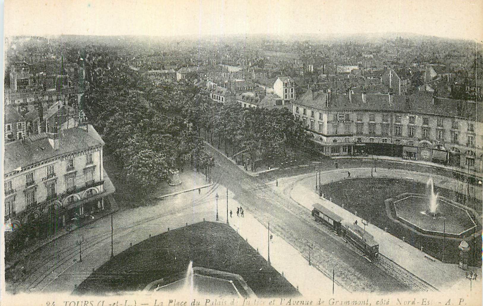 CPA Tours place de l'Avenue et du Palais Tramway